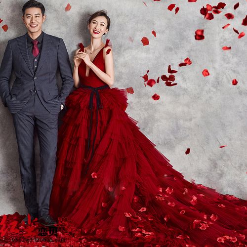 影楼主题服装2020新款情侣拍照礼服摄影写真红色深v领长拖尾婚纱