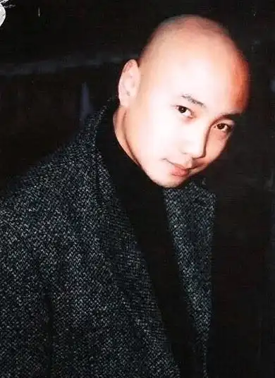 徐峥一夜之间靠演技成"顶级流量",他年轻时的颜值不闭眼也能夸