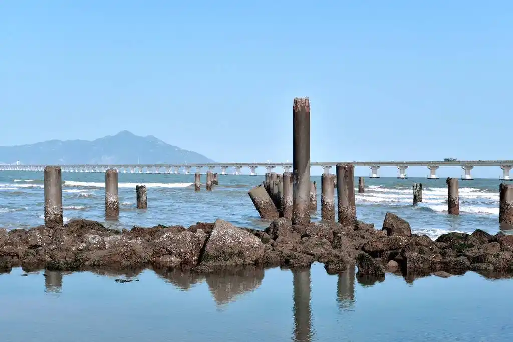 广东汕头澄海区南澳大桥海边沙滩风景如画