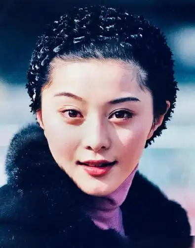 二十年前的女星范冰冰,清纯模样娇嫩又可爱,而且笑容还非常的甜美