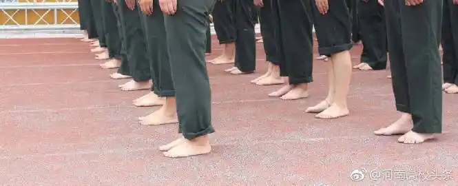军训那些事# 【河南一高校新生赤脚军训 头顶太阳脚踩炕】年年岁嘶è