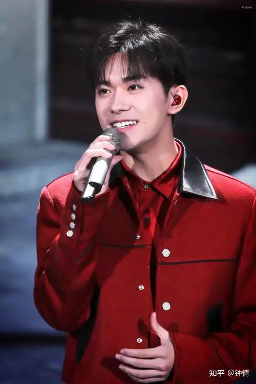 求易烊千玺笑得很开心的图片