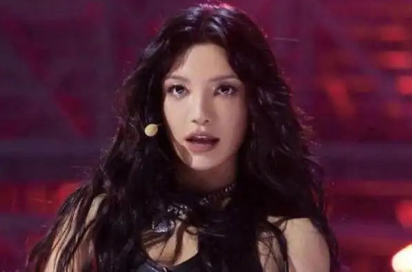 江映蓉现身学校演出,近照发福腋下勒出赘肉,夏天穿靴子遭吐槽