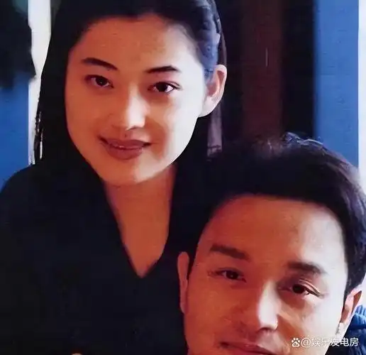 一眼看到她的美貌,叶大鹰便决定将她选入自己执导的《血色童心》.