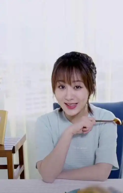 《亲爱的热爱的》佟年原定造型公开,看完后怕,还好没打扮成这样