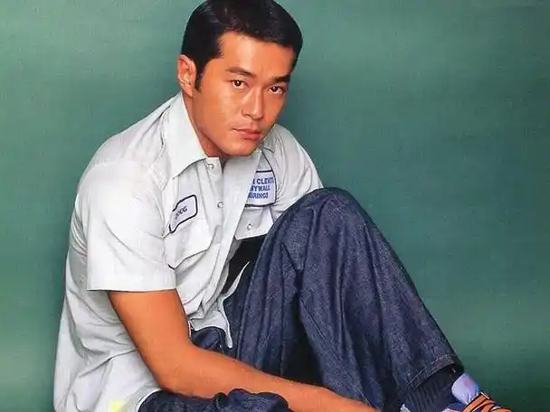 当时主流港台片的主要思想为义气为大,在放弃学业后的古天乐身边也有