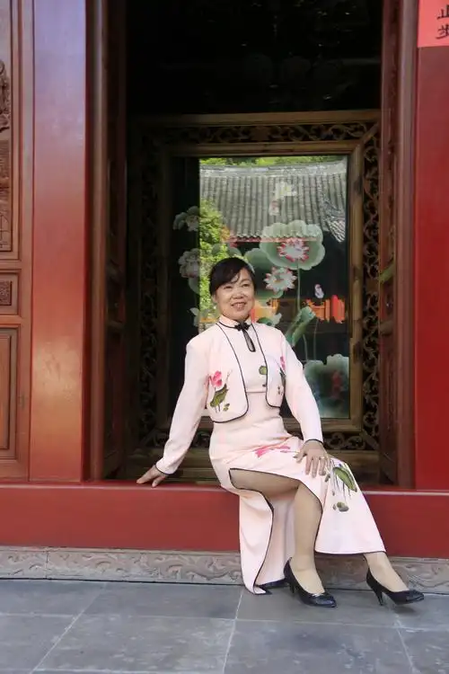 旗袍美丽大方,步调舒雅,让美升华,爱生活,爱自己,让女人从爱旗袍开始.