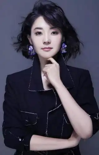 央视主持人方琼,15岁早年丧父,低调嫁给大8岁领导恩爱至今