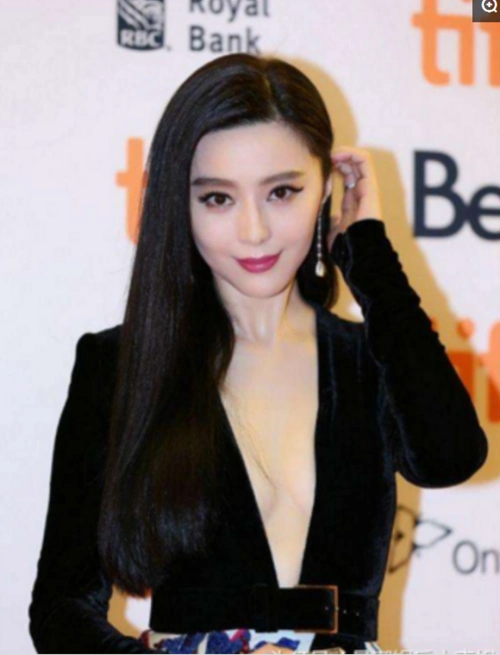 38岁范冰冰真敢穿,"开胃装"礼服穿出满满质感,网友:再次刷