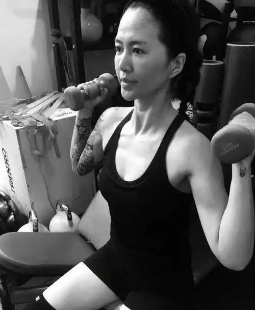 《超女》名震一时,身价过亿仍如拼命三郎_谭维维_健身_身材