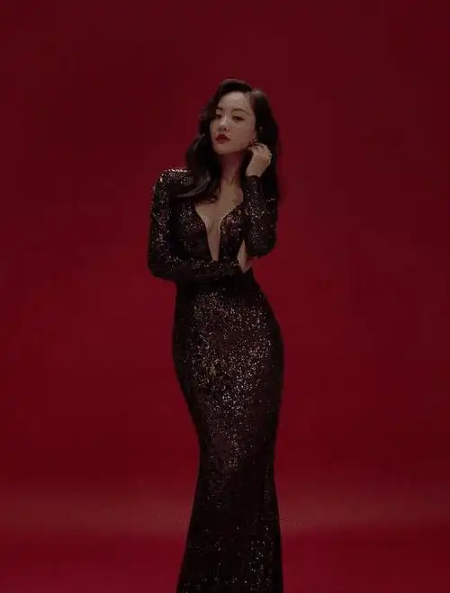 40岁杨蓉生日照深v闪片裙惊艳又性感朱一龙连续7年庆生令人羡