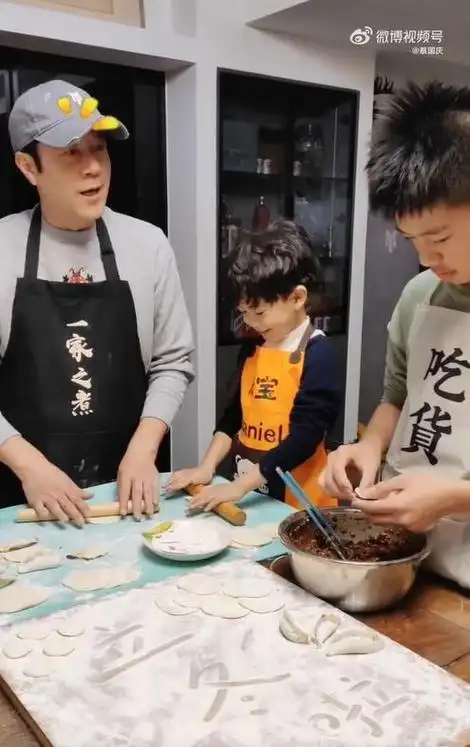 家里包饺子小儿子负责擀皮大儿子负责包|林依轮|湖南卫视_网易订阅