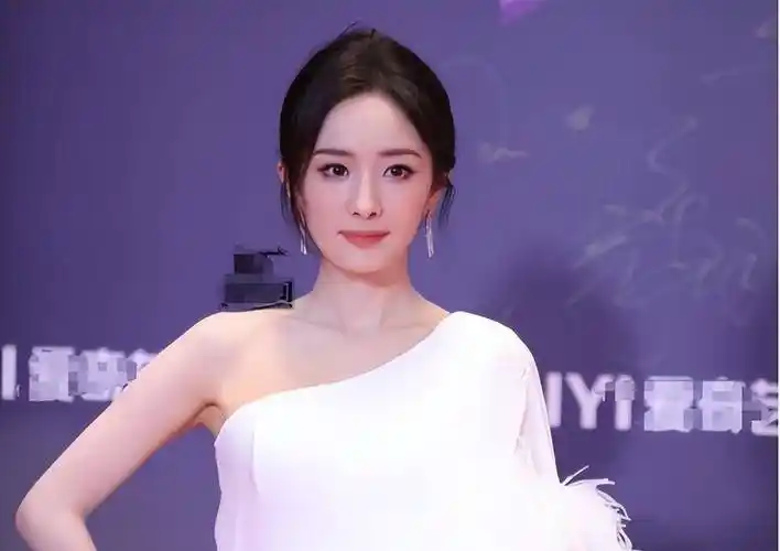 尖叫之夜红毯:倪妮文咏珊最养眼,杨幂回春,闫妮换风格显年龄_虞书欣