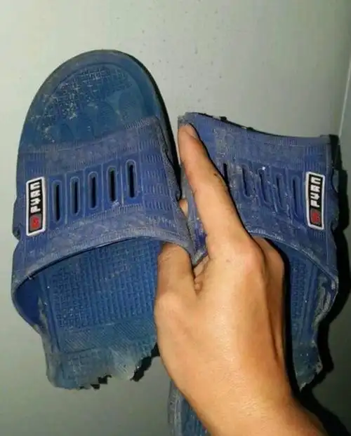 搞笑图片幽默段子笑话:大哥你是怎么做到把拖鞋穿破到这种程度的
