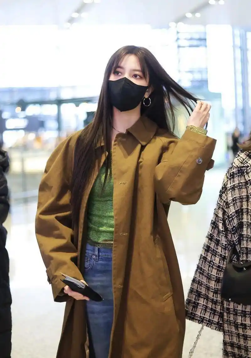 宋妍霏机场街拍,芥绿色大衣 牛仔阔腿裤时尚气质.