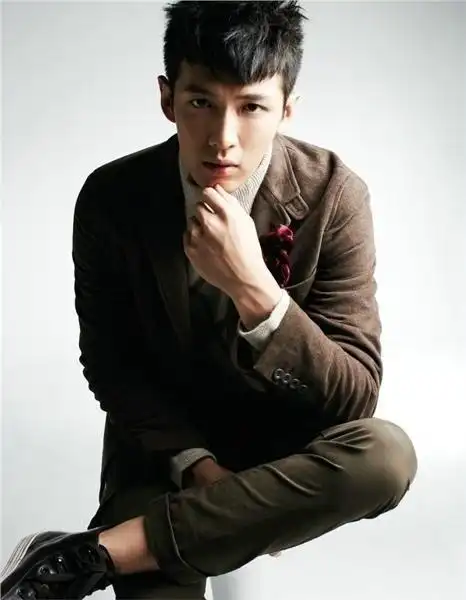 肌肉男:帅气男星柯震东高清图片-小虾米