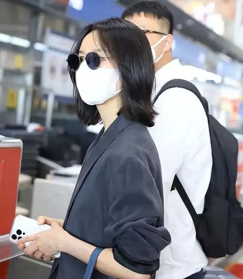 短发的董洁风格变了不少落肩西装配牛仔裤潇洒率性还挺显瘦