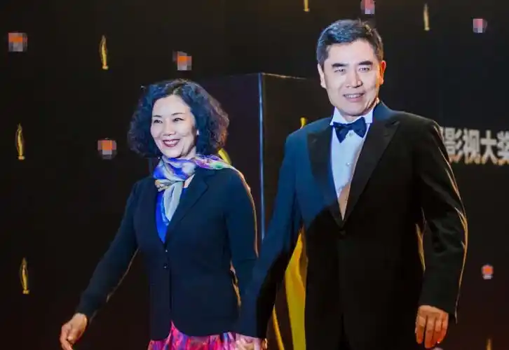 陈宝国夫妻同框像母子!