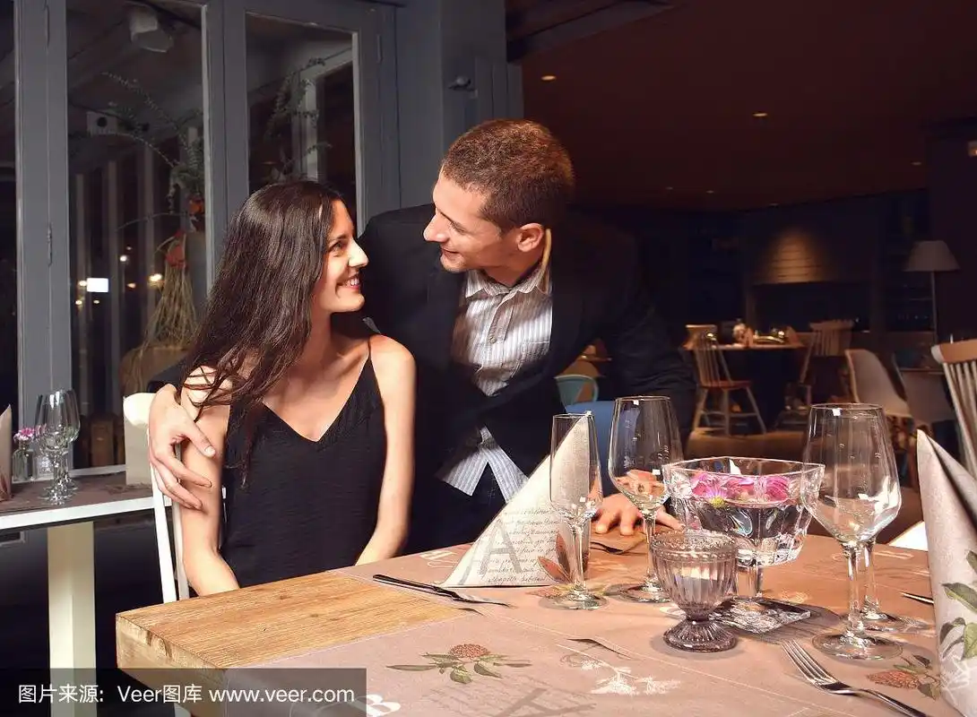 一对相爱的情侣在一家浪漫的餐厅吃晚餐