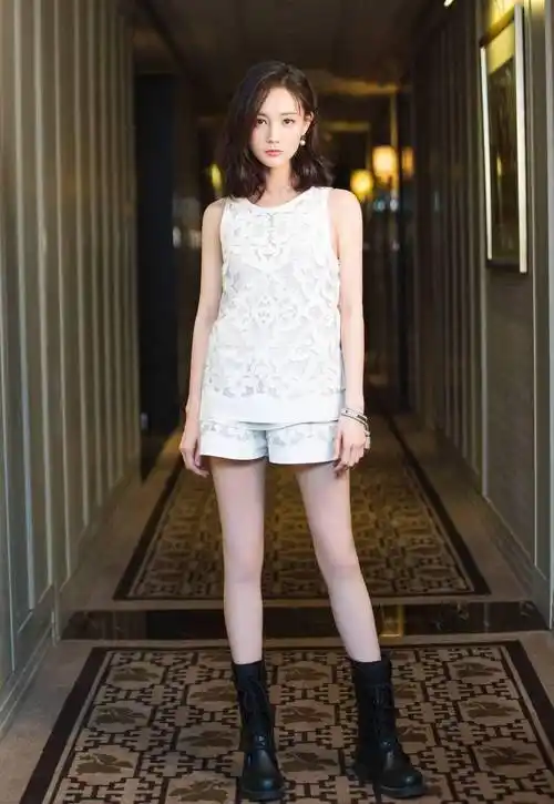 少女感爆棚,美腿白皙修长,甜美时尚兼具,李一桐真的很美丽_表演_角色