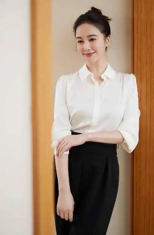 "风流成性"的左小青:绯闻不断,如今仍靠身材吸睛