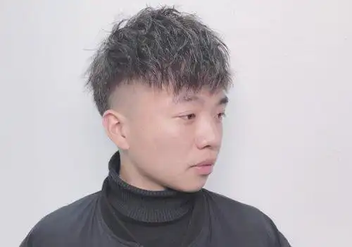 胖男生不减肥也能变男神前提条件是胖男生得拥有显瘦时尚的短烫发