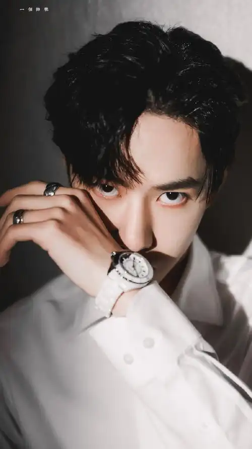王一博禁欲系白衬衫