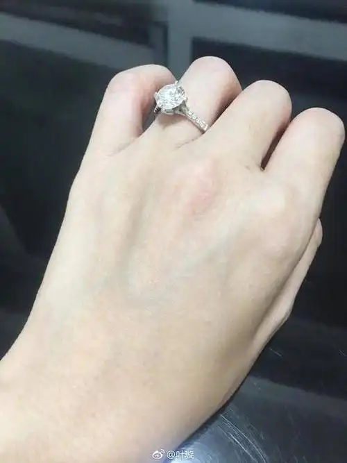 叶璇发布微博,晒了一张钻戒照片以及自己手戴钻戒的照片,并配文道:"真
