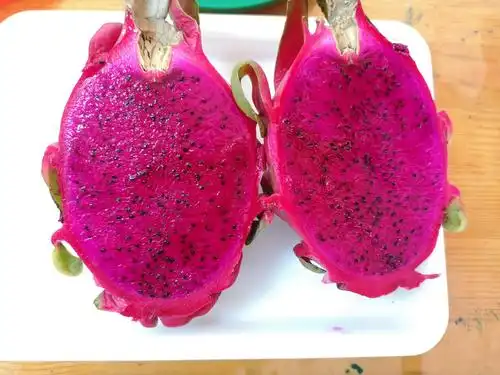 切开后的火龙果,也有自己特殊的美丽