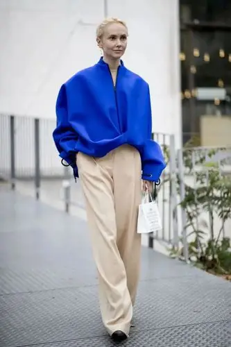 经典蓝在搭配时,也非常适合用颜色来打造层次穿搭,全身蓝色