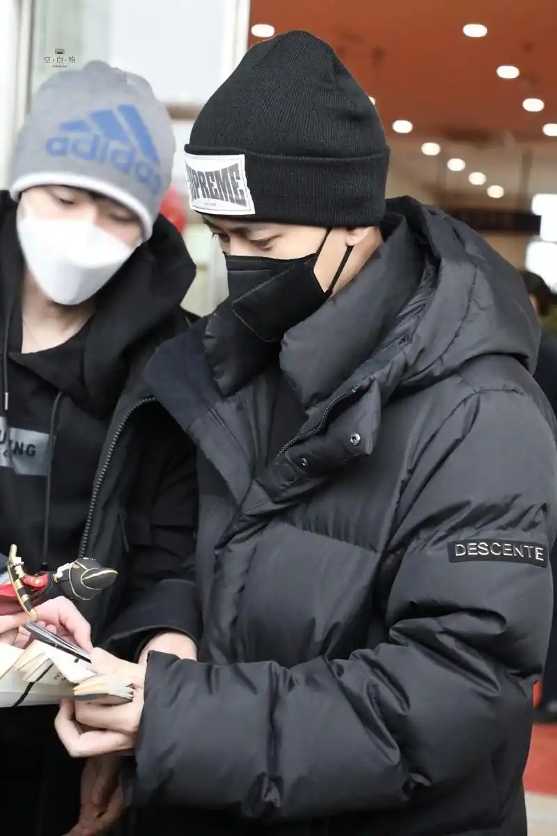 任嘉伦新闻210106任嘉伦allblack抵达义乌小王爷听到王妃们接机的新年