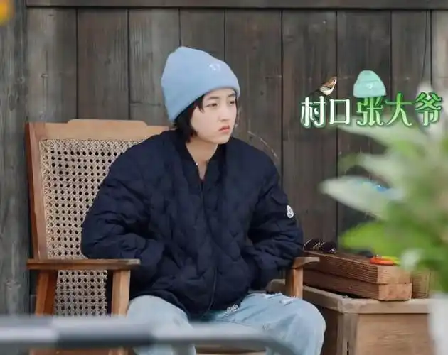 张子枫坐门口发呆梁靖康悄悄说她像老头看清坐姿让人笑出声