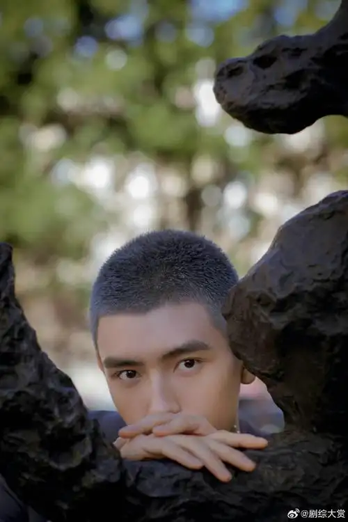 要是真的话陈飞宇的身材也不用练了,现在刚刚好,只需要剪个寸头就好了