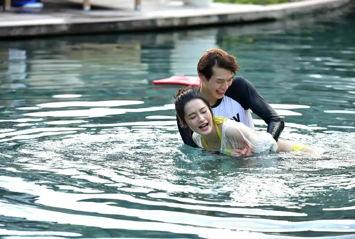 之前魏大勋曾和李沁还上过恋综呢[允悲] 6767真的是个圈  #给