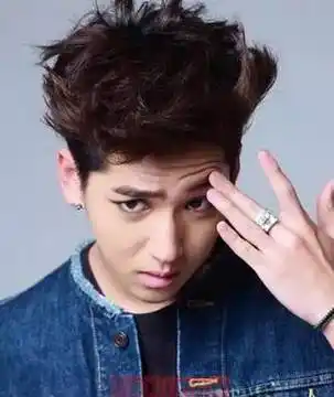 狼奔头搭配起来显露出个性与时尚的一面来,清爽的露耳短发与个性的