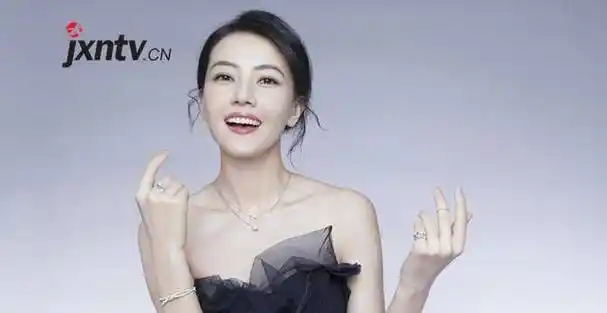 高圆圆产后上镜略有变化玫红色上衣很显白清纯气质没有变