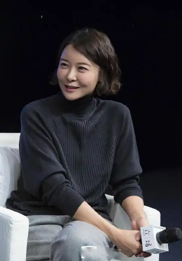 柯蓝气质惊艳!一袭黑色衬衫配牛仔裤,搭配丸子头减龄又气质