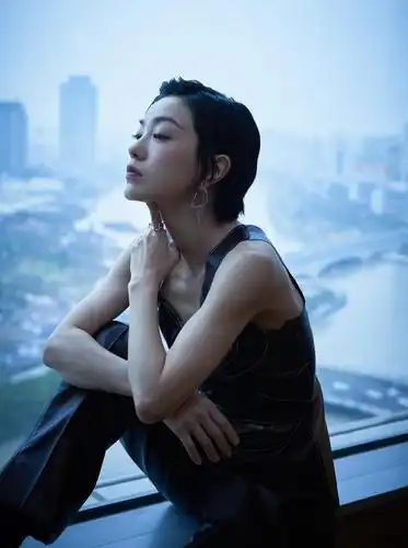 郭采洁不规则吊带造型,低胸设计秀锁骨,简约干净大方得体