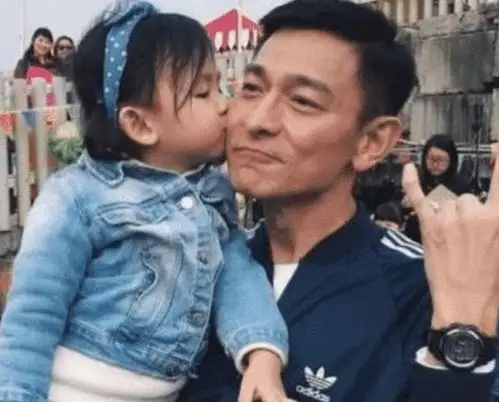 刘德华女儿曝光,看到照片后,网友:真不愧是天王的孩子!