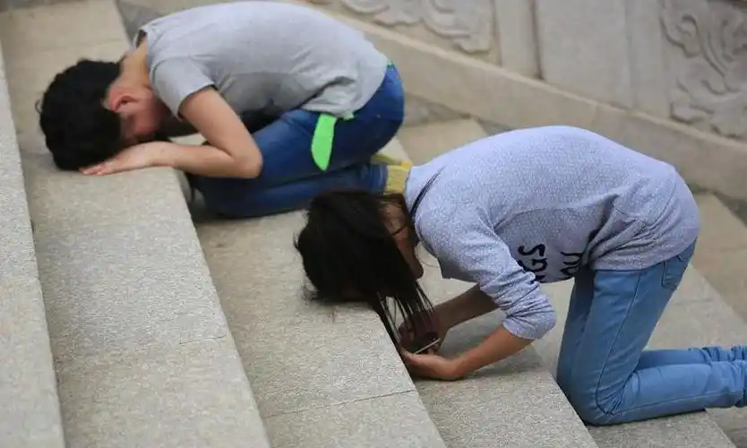 在古代礼仪中,"九拜"是明确的,礼制对其行礼方式和使用场合都有详细的