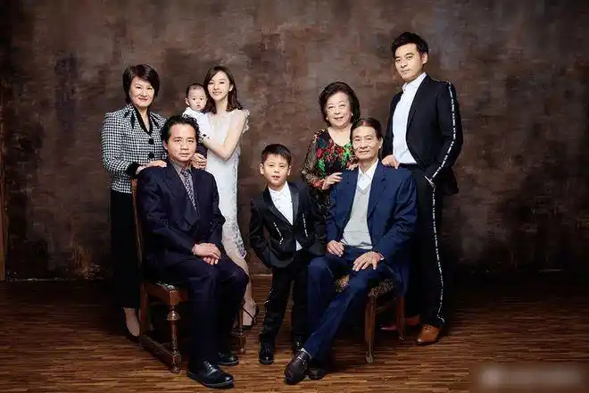 陈龙章龄之全家福曝光一家八口其乐融融