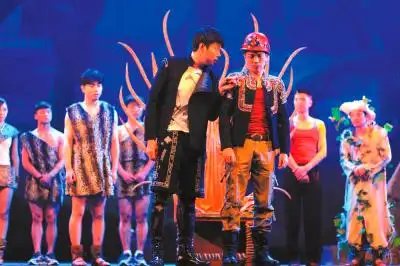 剧照在2014央视元宵晚会上,开心麻花演员艾伦,王宁,常远联手献上小品