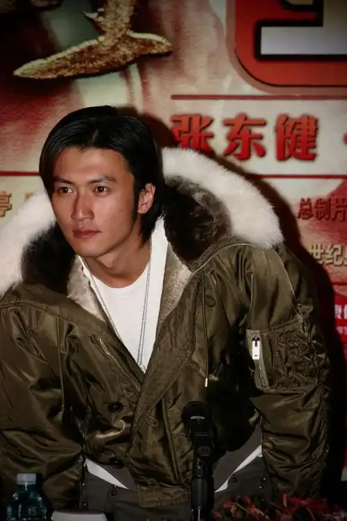 宛如雕刻般的五官配上桀骜不驯的气质,年轻时的谢霆锋真的帅到让当时