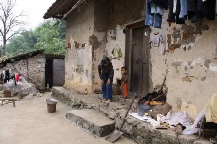 广西一个国家级贫困县农村那才是真正穷 农民辛苦至今山路没通车