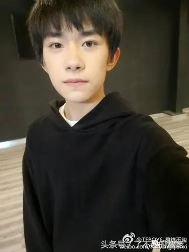 易烊千玺大佬今年的自拍合集