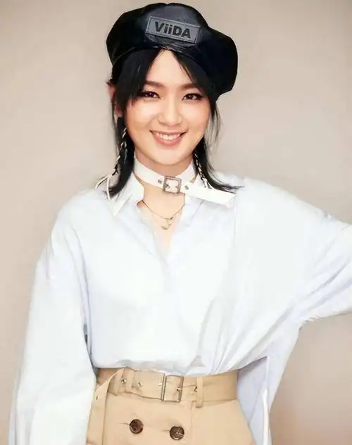 周笔畅大方承认整容!开玩笑回应:照着杨幂整的,结果像杨紫__财经头条