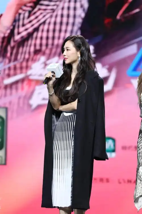 王霏霏jyp合约到期不续约回国签约华谊兄弟