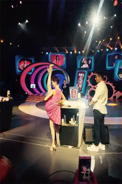 辣妈金巧巧活力不减携女录节目再现一字马