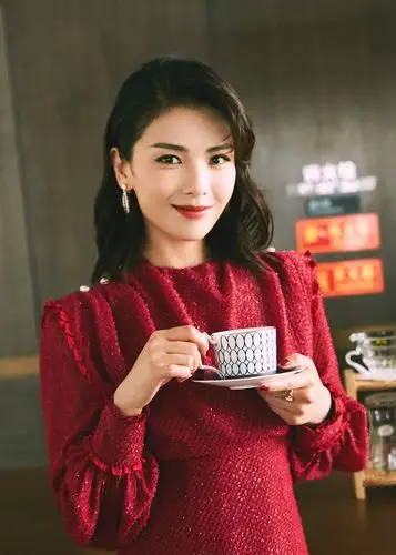 刘涛新造型真漂亮!一身港式"复古红裙"韵味十足,配卷发太美了