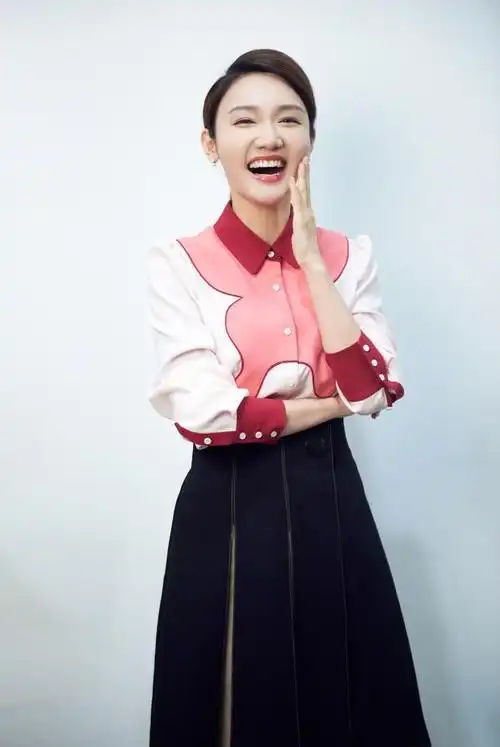 龙洋:被央视力捧,美貌与才华兼具,33岁未婚,风光背后有辛酸__财经头条